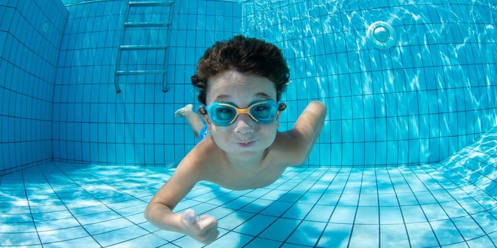 kid-in-swimming-pool